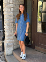 Ladda upp bild till gallerivisning, ONLY - ROSENHEIM ZIP DRESS - LIGHT MEDIUM BLUE DENIM
