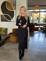 Ladda upp bild till gallerivisning, ONLY - PERY L/S LONG DRESS BOST NECK - BLACK

