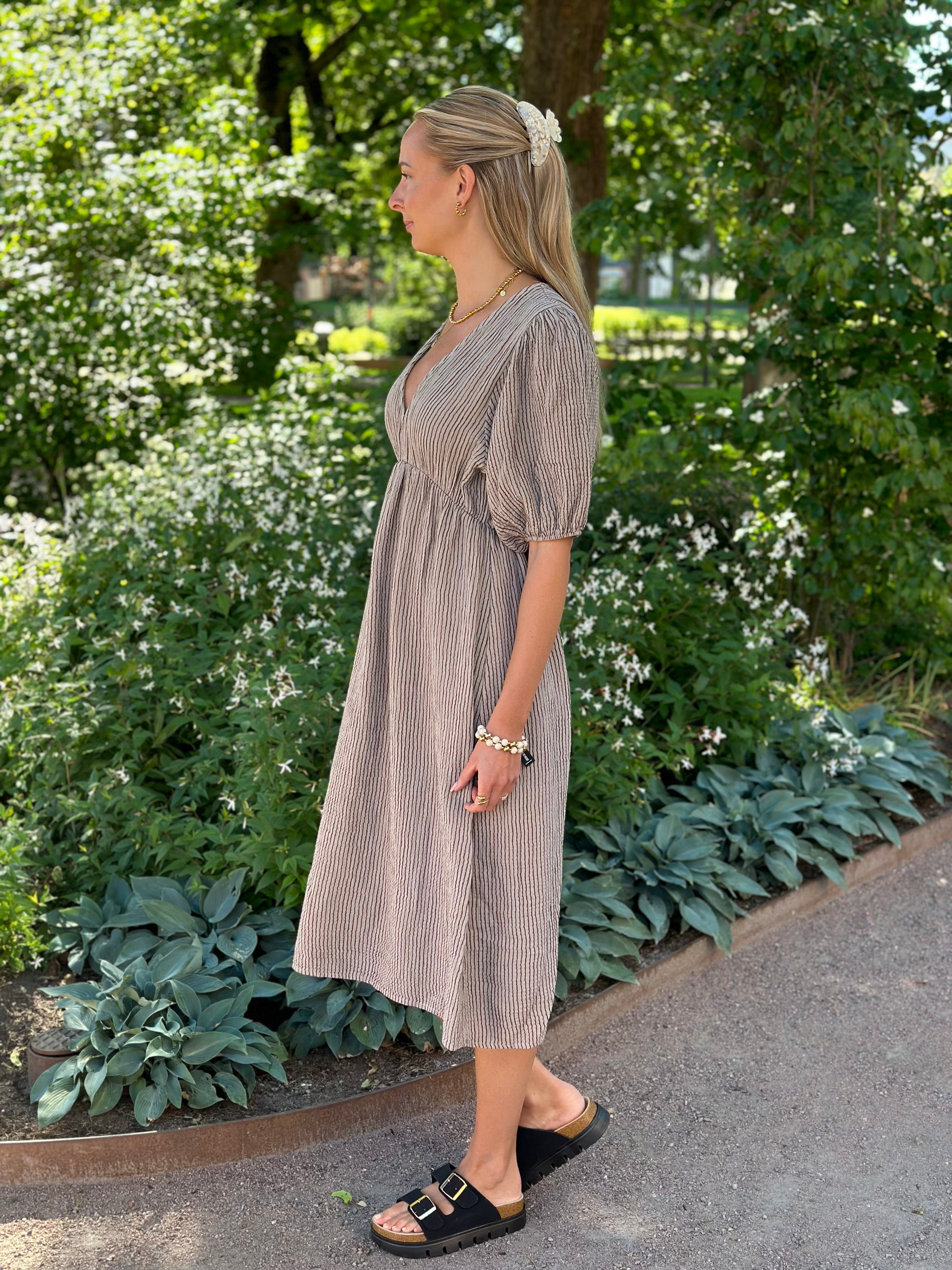JÖRLEVIK - STRIPE DRESS LÅNG ÄRM - COFFEE