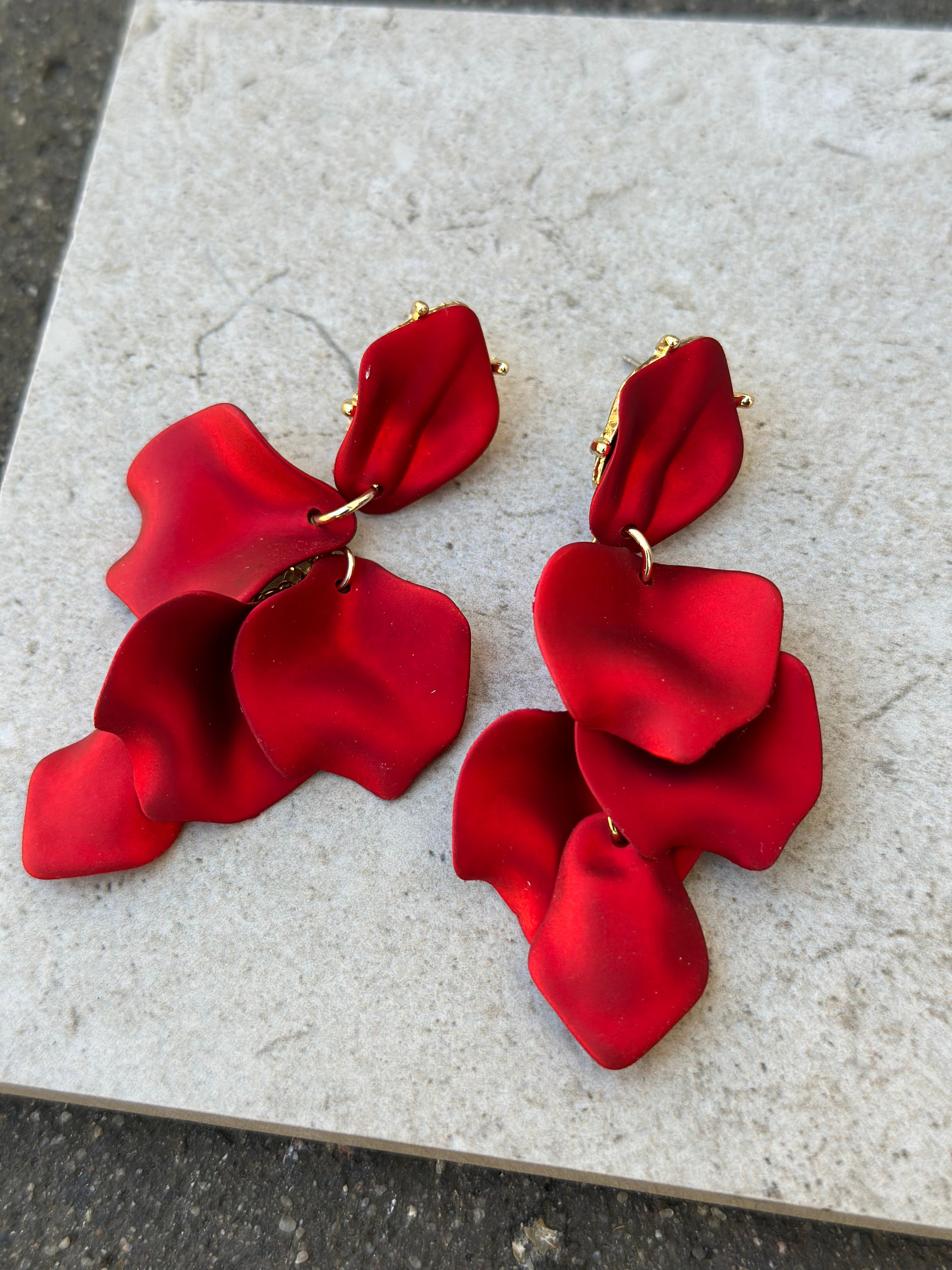 BOW19DETAILS - LEAF EARRINGS- METALLIC RED