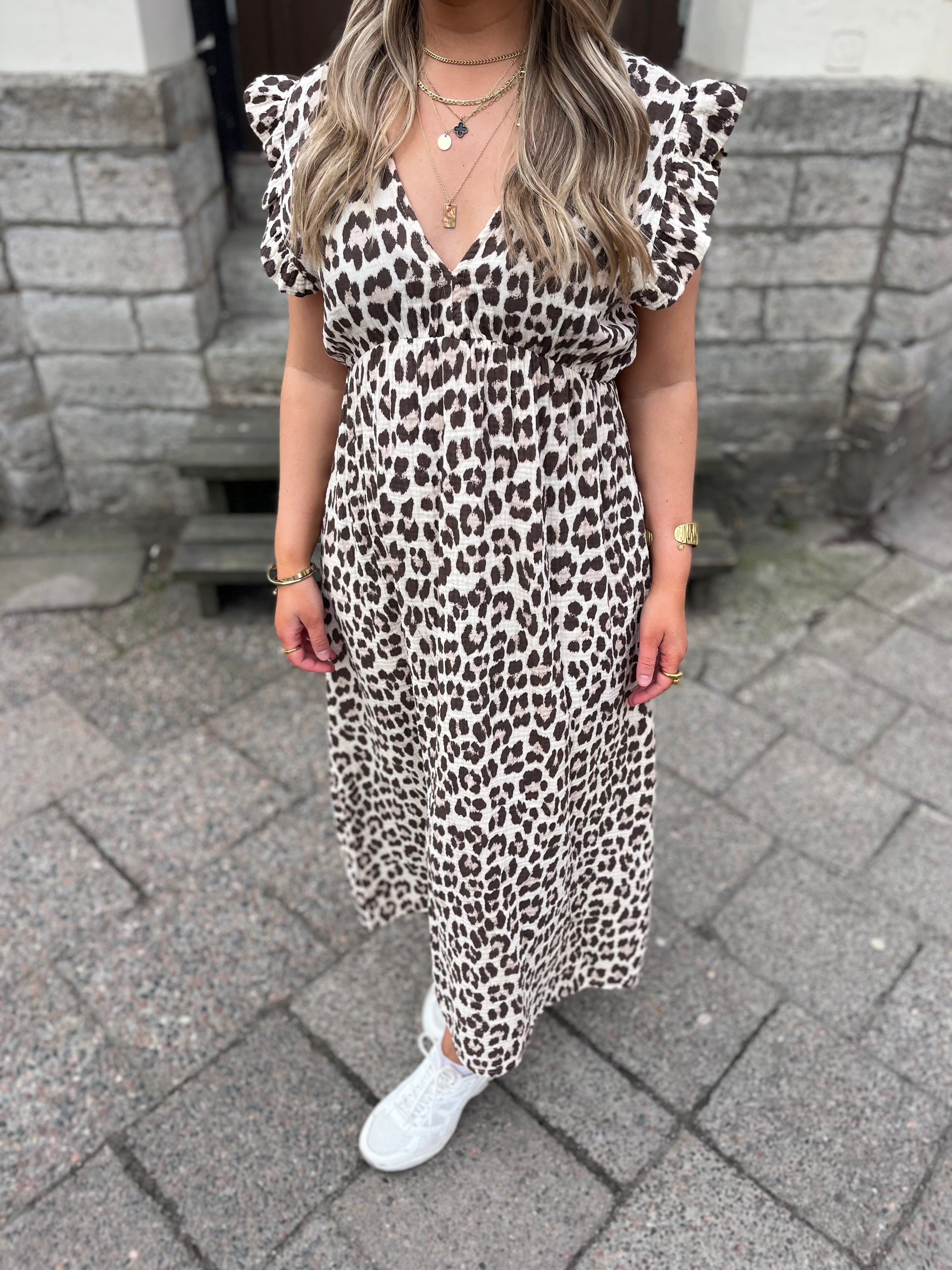 JÖRLEVIK - LEOPARD KLÄNNING KORT ÄRM - BRUN
