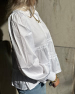 Ladda upp bild till gallerivisning, LEVETÉ ROOM - ISLA SOLID BLOUSE - WHITE
