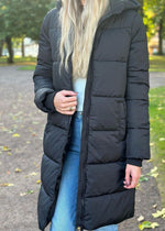 Ladda upp bild till gallerivisning, PIECES - BEE LONG NEW PUFFER JACKET - BLACK
