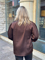 Ladda upp bild till gallerivisning, COSY HOUSE - GLANSIG BLUS MED SJAL- BRUN
