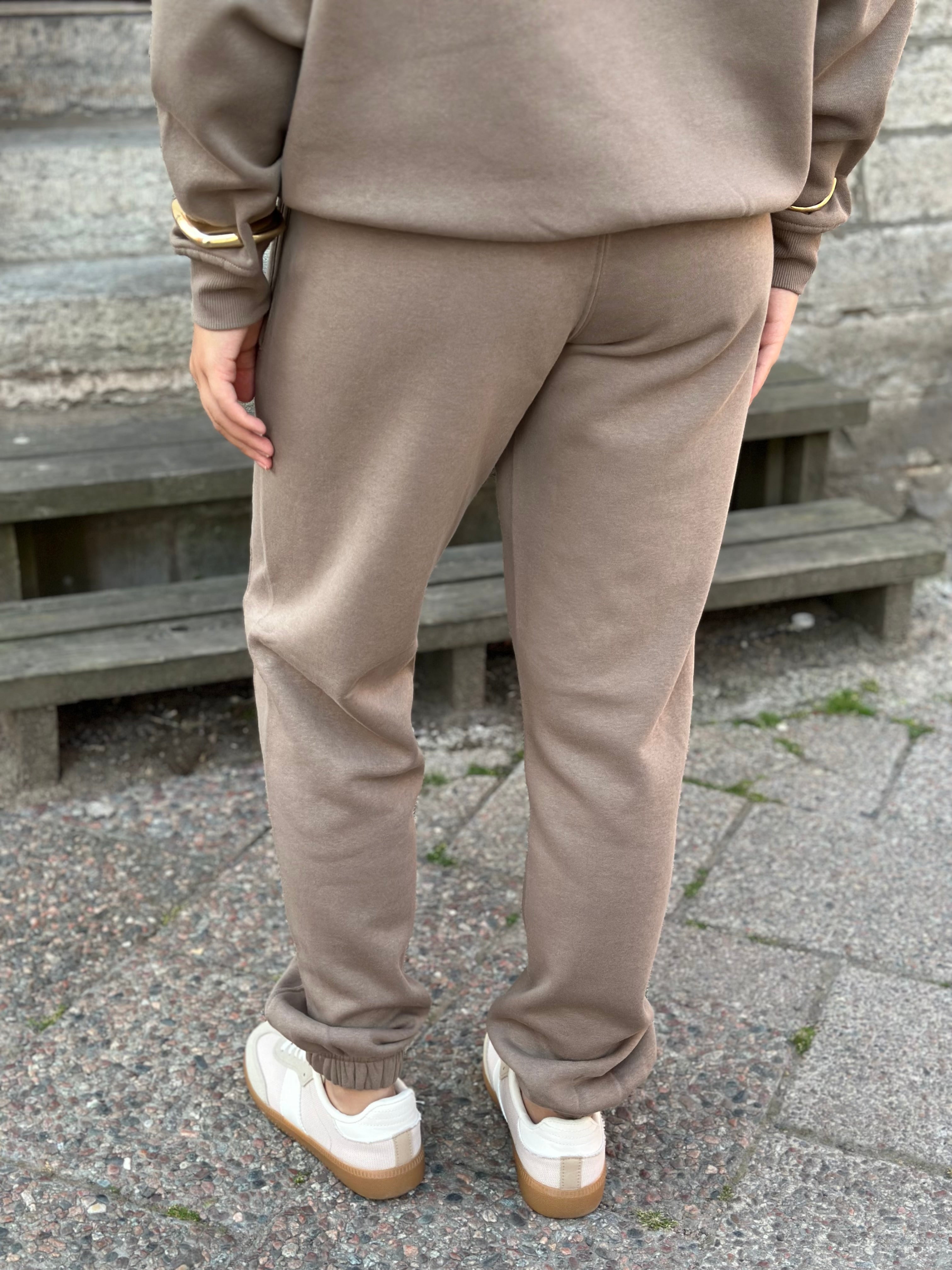 LEVETE ROOM - NUKA SWEATPANT - SAND BROWN