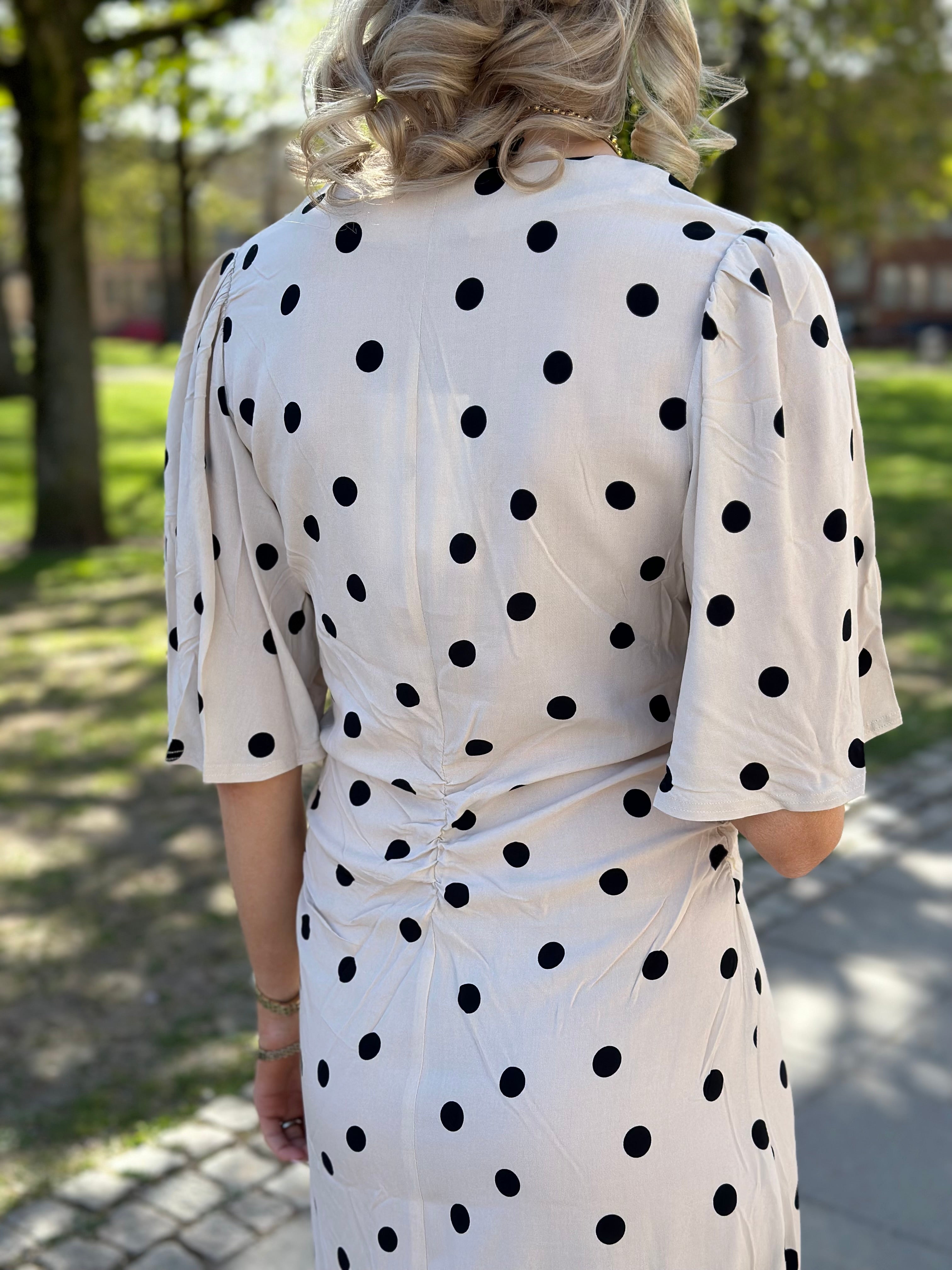 SOAKED - ARJANA RUCHING DRESS - OATMEAL WITH BLACK DOTS