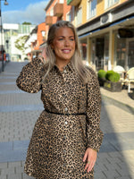 Ladda upp bild till gallerivisning, VERO MODA - LUCIE LS SHORT LEO DRESS - SILVER MINK/LEOPARD
