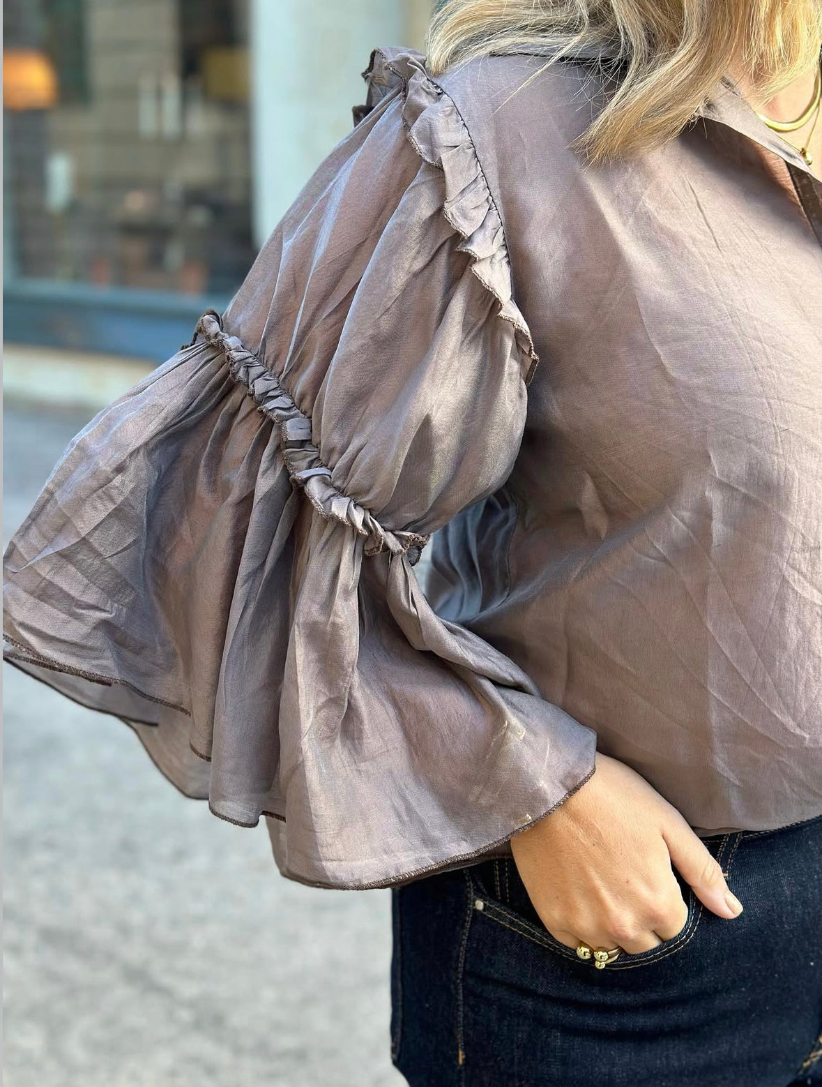 GEMINI - VOLANGÄRMAD BLUS - BEIGE