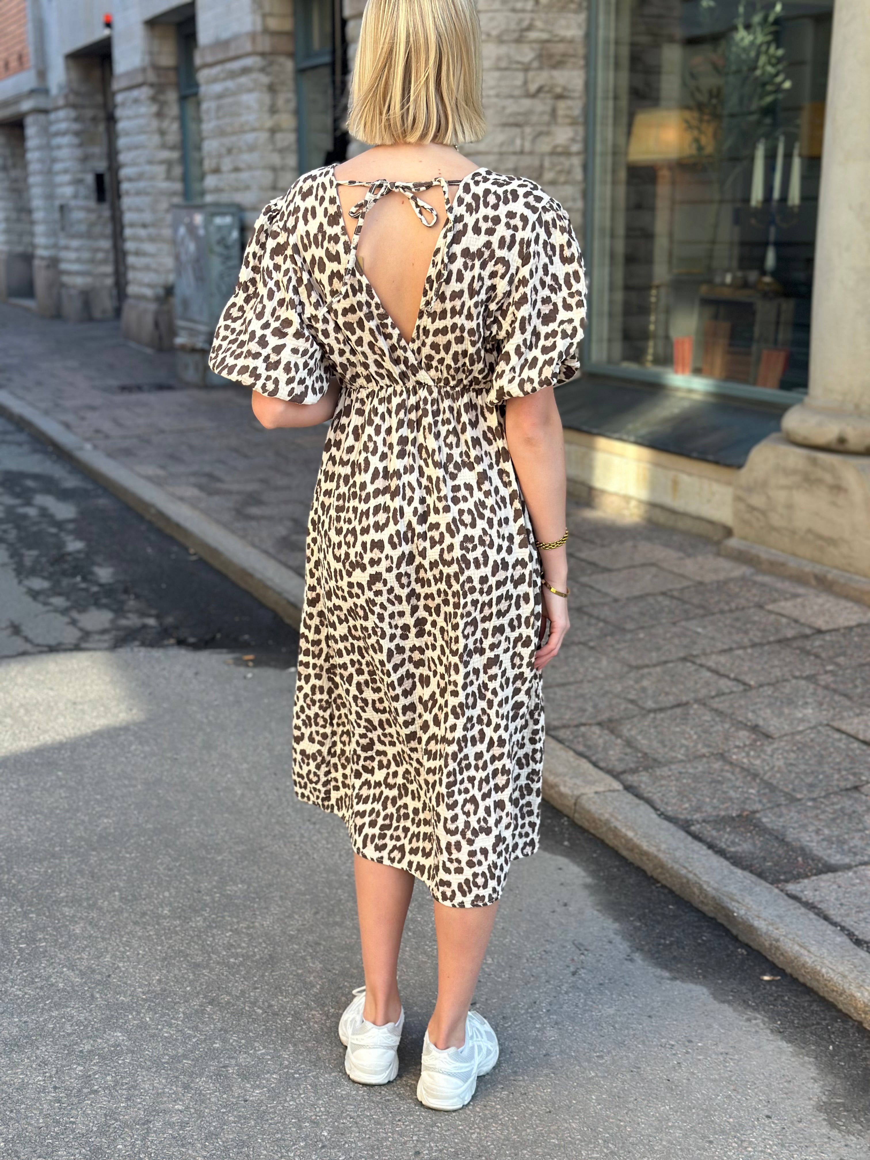 JÖRLEVIK - LEOPARD KLÄNNING LÅNG ÄRM - BRUN