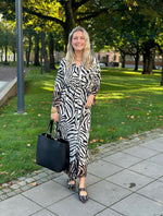 Ladda upp bild till gallerivisning, GEMINI - KLÄNNING - ZEBRA
