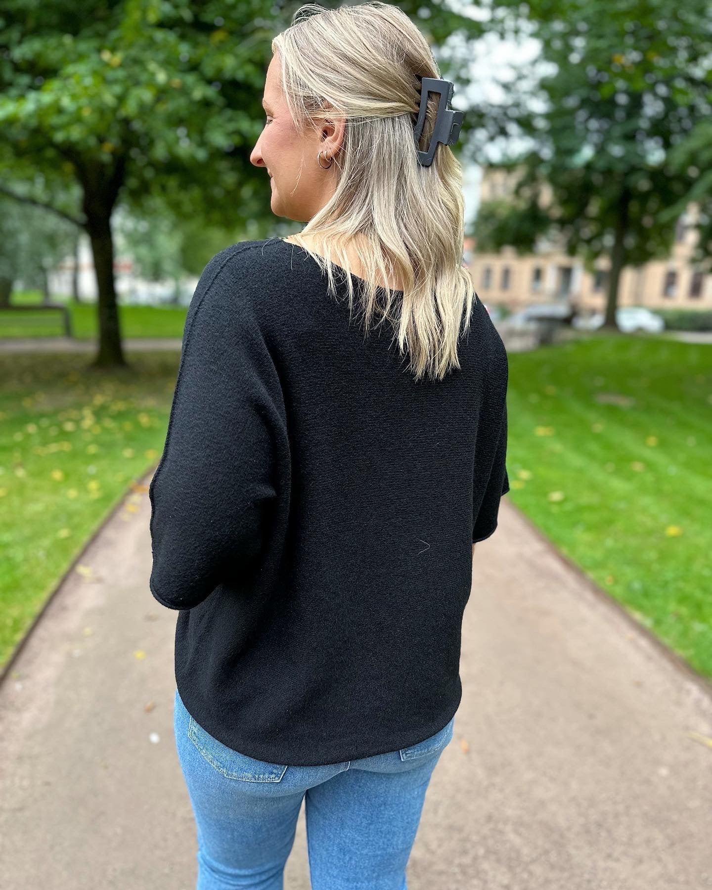 MARTA - STICKAD TRÖJA 5003 - BLACK