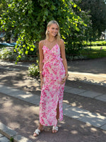 Ladda upp bild till gallerivisning, VEROMODA- AMINA SINGLET DRESS - PARFAIT PINK
