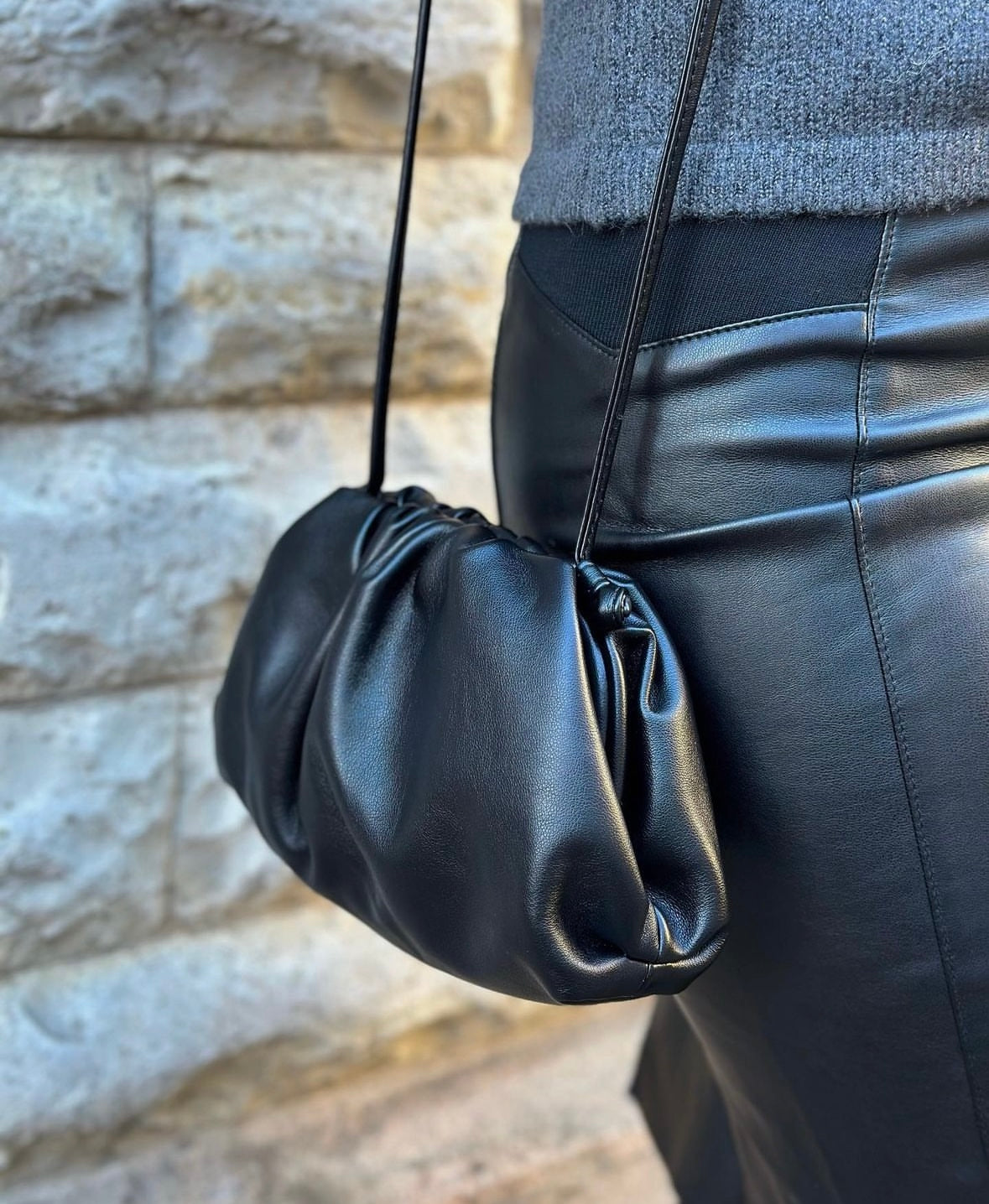 BOW19 DETAILS - DUMPLING BAG - BLACK