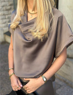 Ladda upp bild till gallerivisning, COSY HOUSE - GLANSIG BLUS KORT ÄRM - BEIGE
