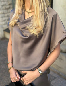 COSY HOUSE - GLANSIG BLUS KORT ÄRM - BEIGE