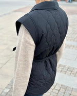 Ladda upp bild till gallerivisning, PIECES - JULIA VEST W.BELT - BLACK
