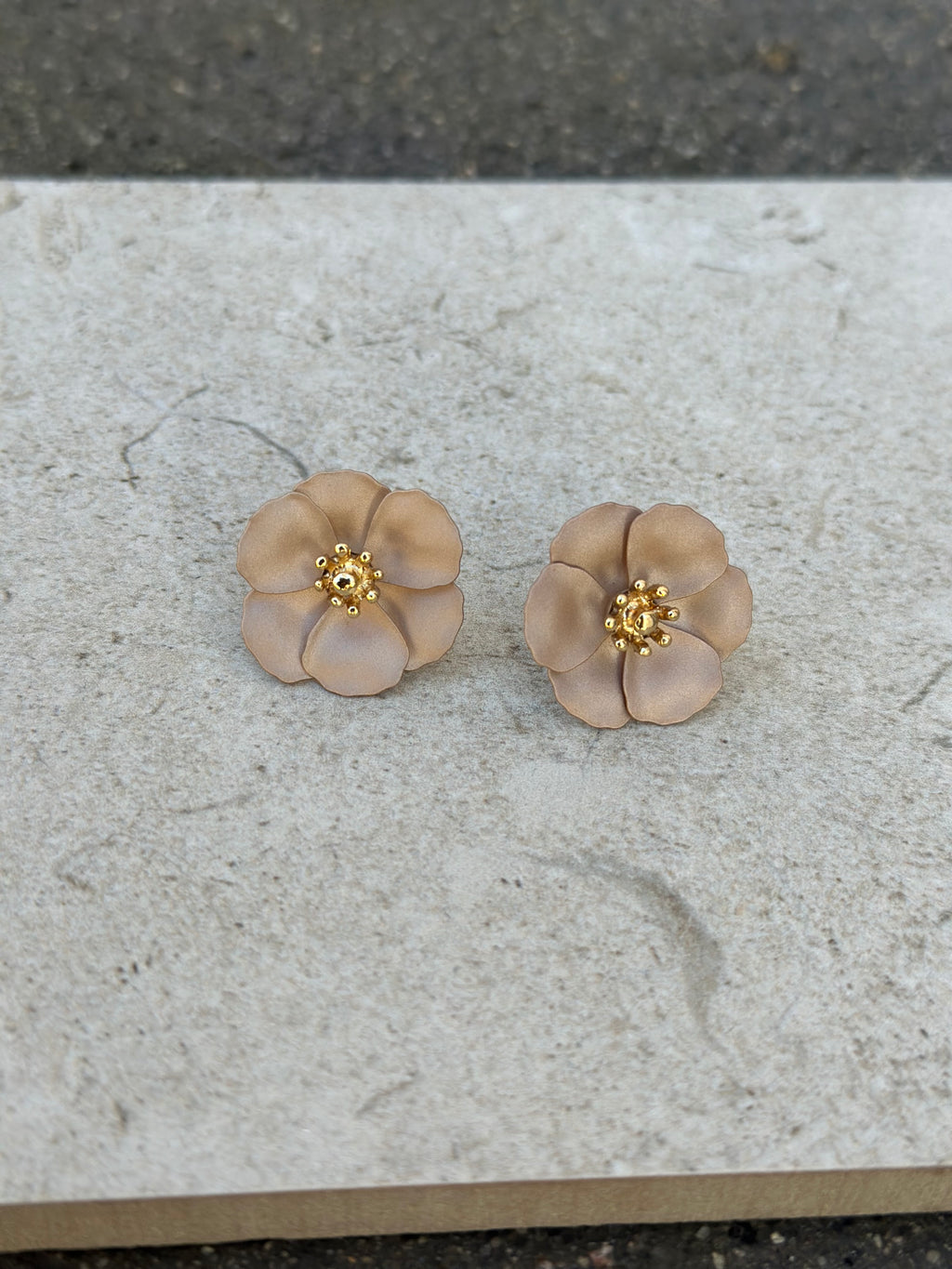 BOW19DETAILS - FLOWER SMALL EARRINGS - PEARL BEIGE