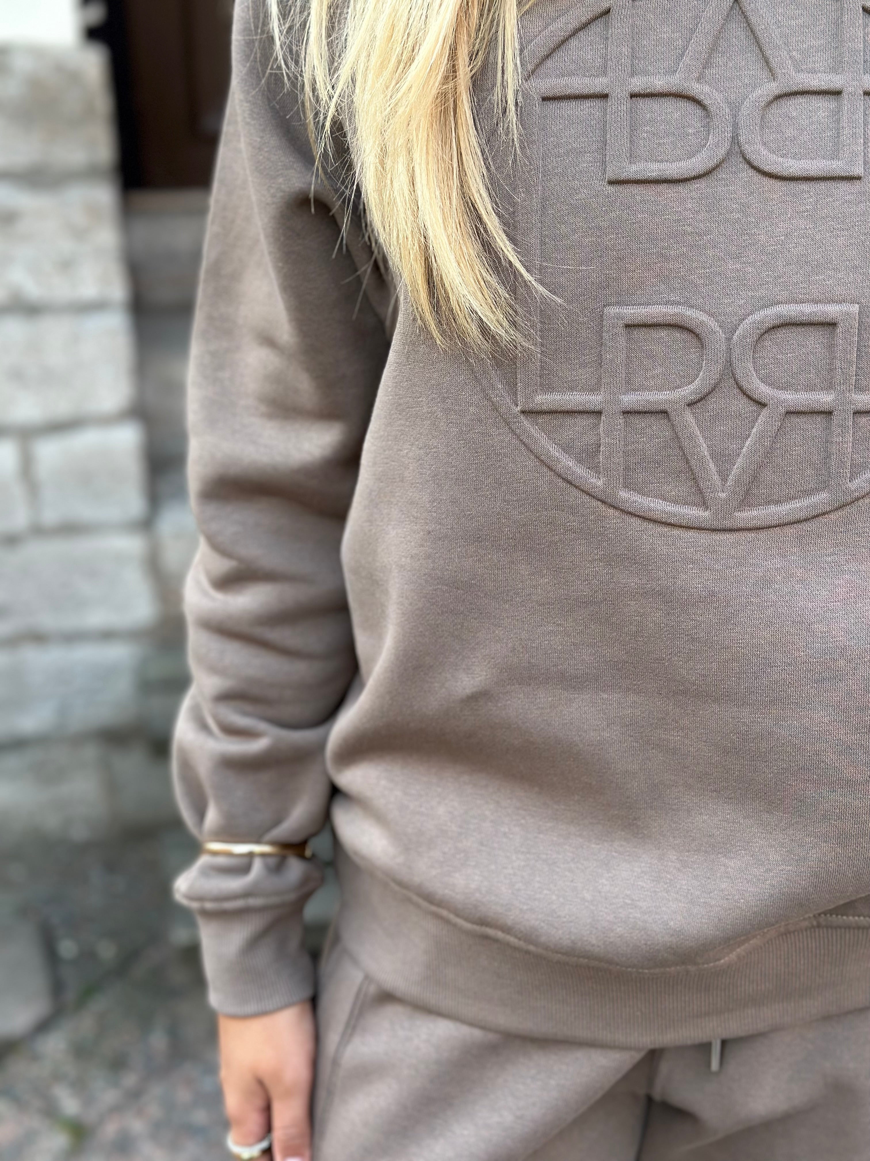 LEVETÉ ROOM - NUKA SWEATSHIRT- SAND BROWN