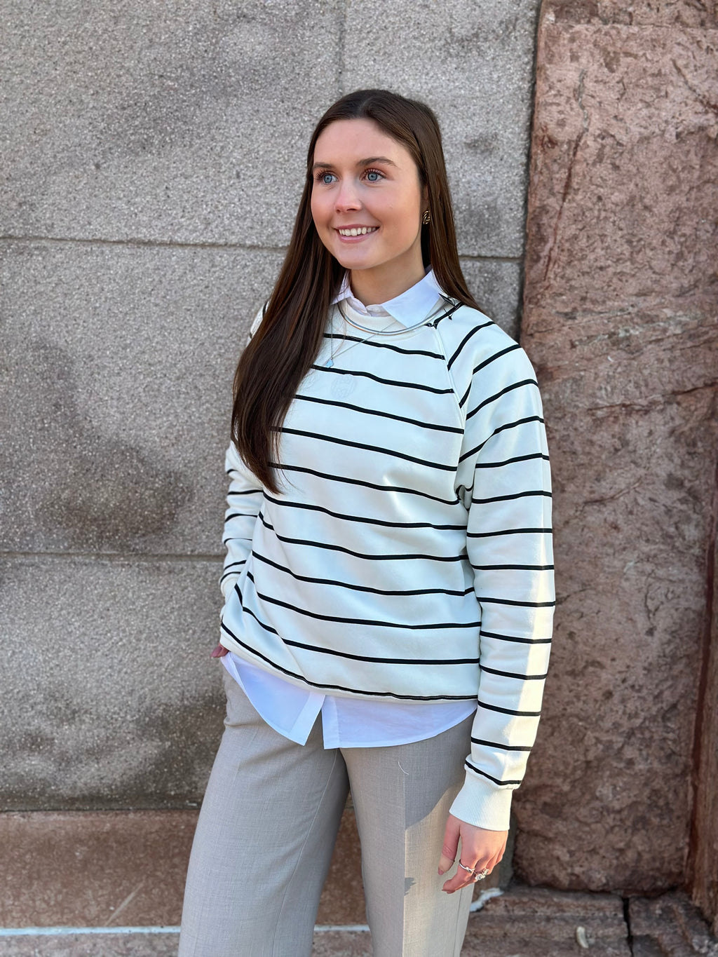 LEVETÉ ROOM - NUKA SWEATSHIRT -  VIT/SVART RANDIG 1001C