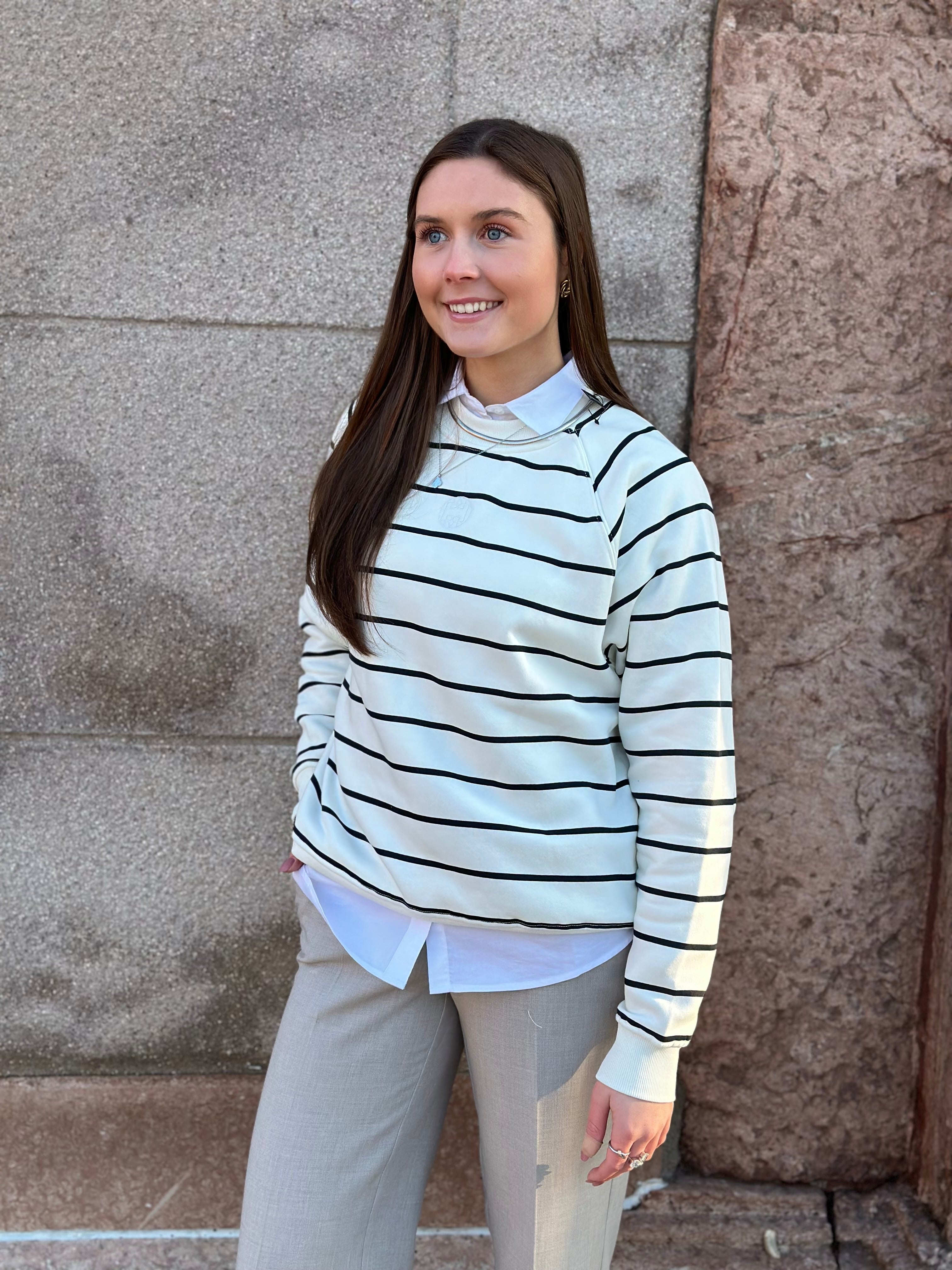 LEVETÉ ROOM - NUKA SWEATSHIRT -  VIT/SVART RANDIG 1001C