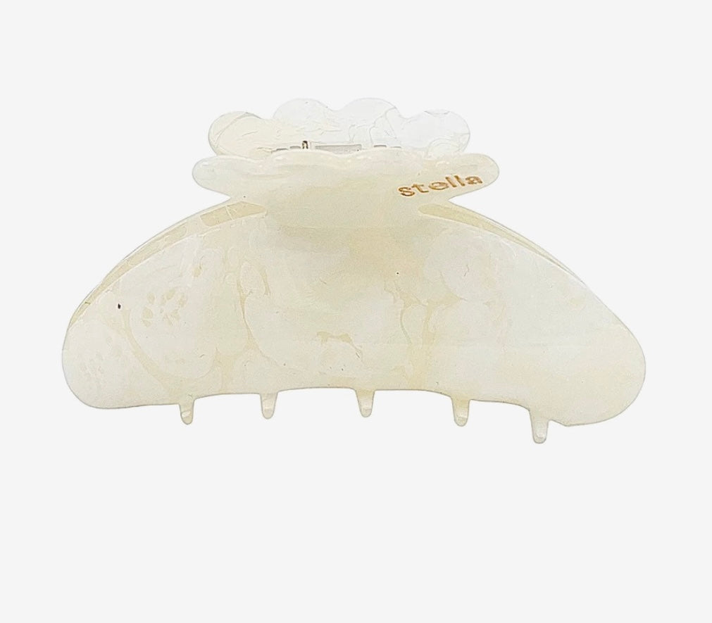 STELLA DETAILS - HÅRKLÄMMA CLEO 9 CM - WHITE CLOUDS