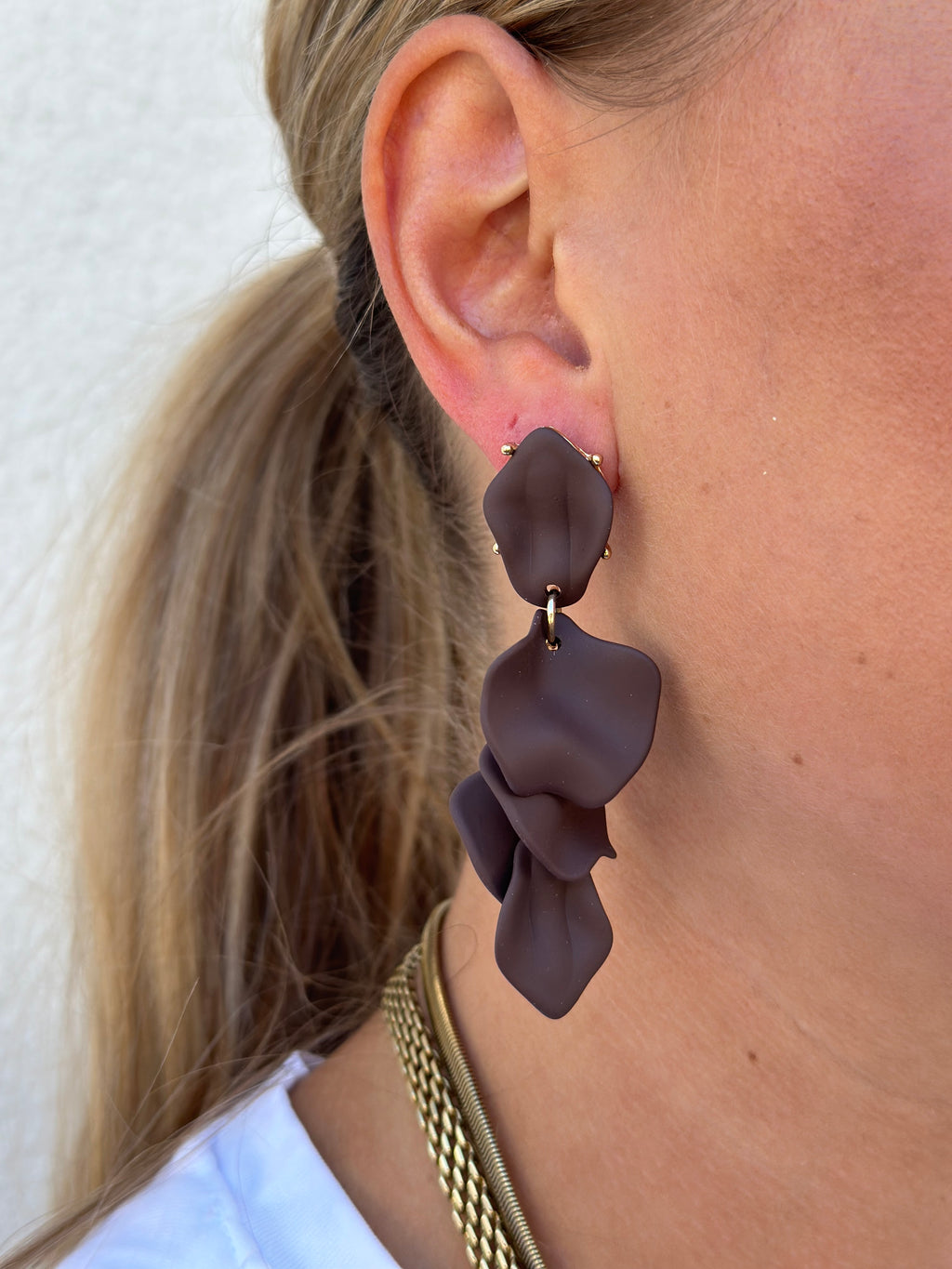 BOW19DETAILS - LEAF EARRINGS- DARK BROWN