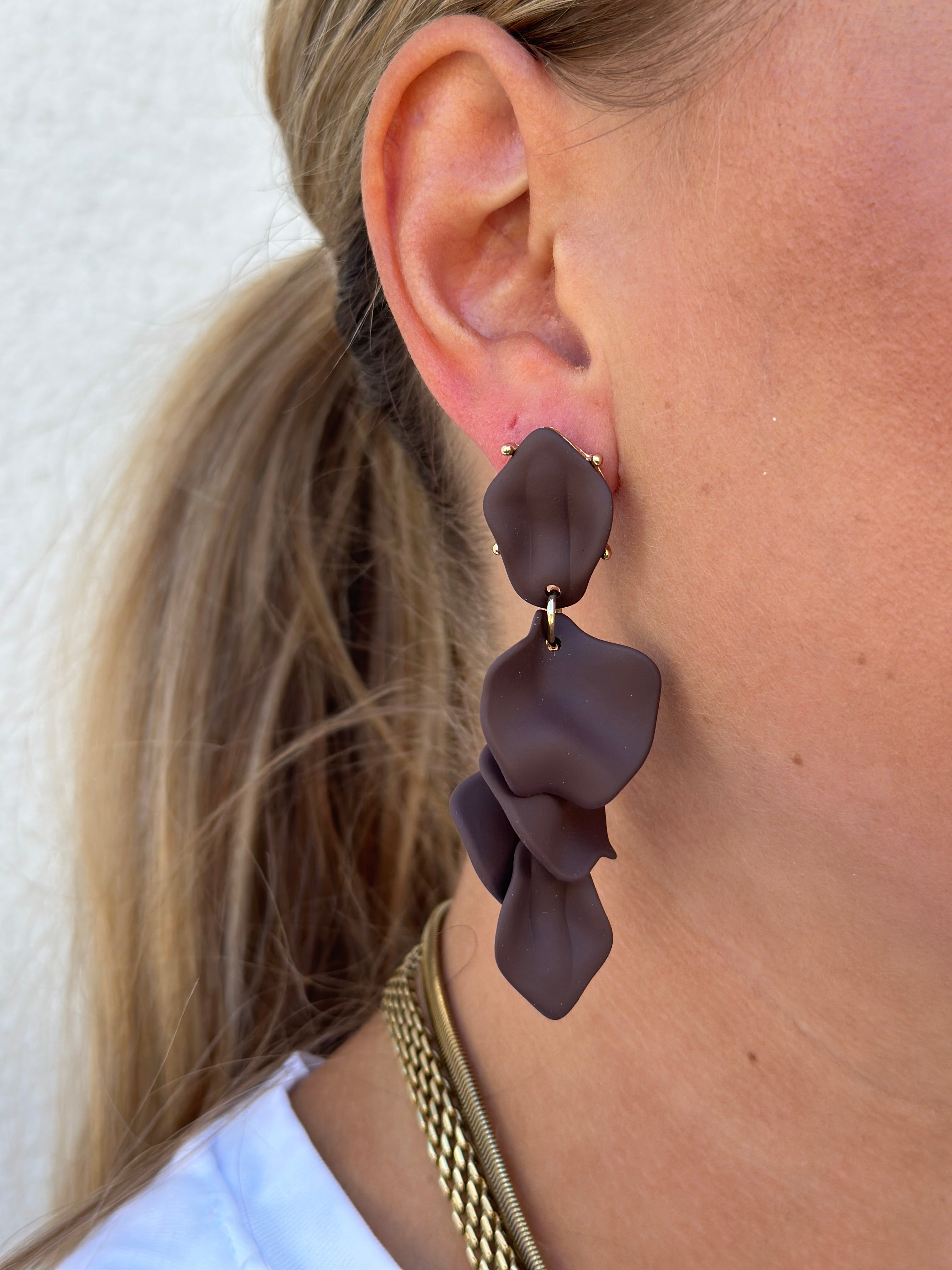 BOW19DETAILS - LEAF EARRINGS- DARK BROWN