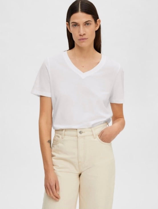 SELECTED FEMME - ESSENTIAL SS V-NECK TEE - WHITE