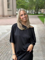 Ladda upp bild till gallerivisning, COSY HOUSE - GLANSIG BLUS - SVART
