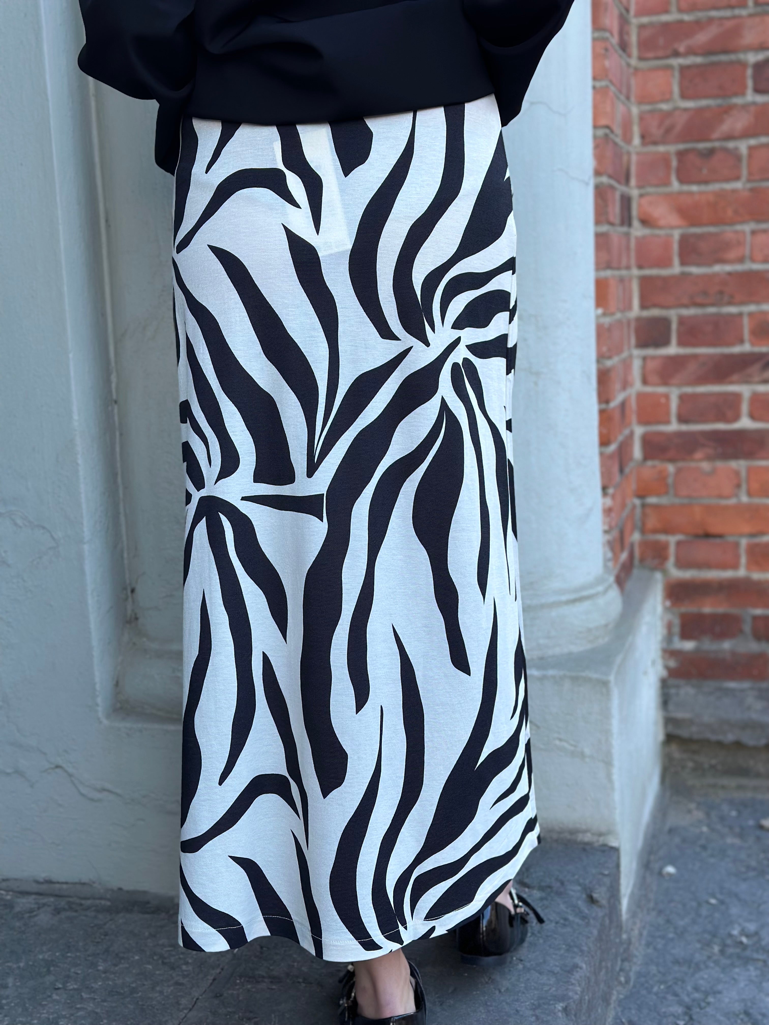 ONLY - CHIGO SAKURA LONG SKIRT - BLACK/FLOWER