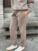 Ladda upp bild till gallerivisning, LEVETE ROOM - NUKA SWEATPANT - SAND BROWN
