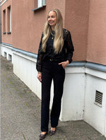 Ladda upp bild till gallerivisning, MARTA - BLOMMIG BLUS 7688 - BLACK
