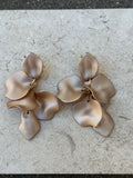 BOW19DETAILS - LEAF EARRINGS- PEARL NOUGAT