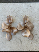 Ladda upp bild till gallerivisning, BOW19DETAILS - LEAF EARRINGS- PEARL NOUGAT
