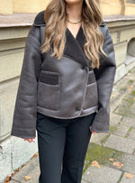Ladda upp bild till gallerivisning, PIECES - JUNO COATED TEDDY JACKET - HOT FUDGE
