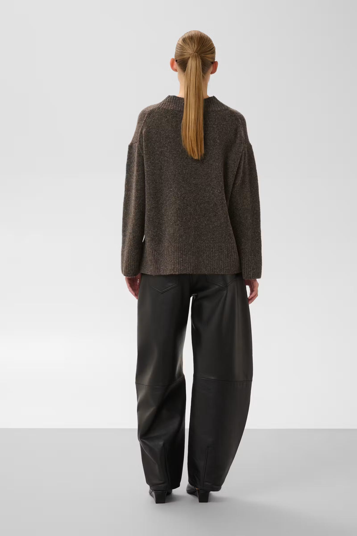 SOAKED - BEAN V-NECK PULLOVER - CHOCOLATE BROWN MELANGE