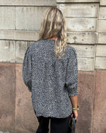 Ladda upp bild till gallerivisning, ONLY - RAYA 3/4 SHIRT - NIGHT SKY/LOUI LEO
