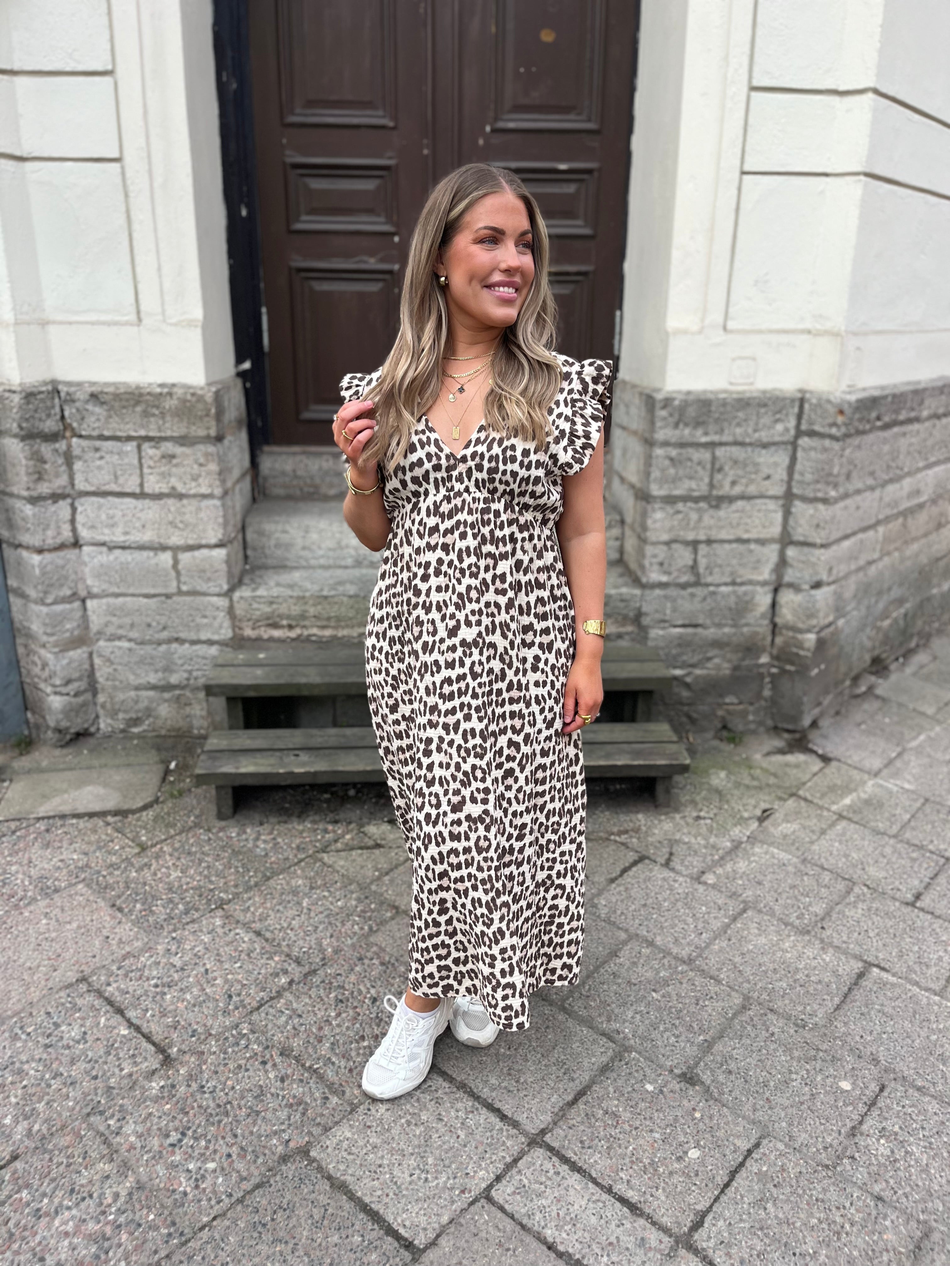 JÖRLEVIK - LEOPARD KLÄNNING KORT ÄRM - BRUN