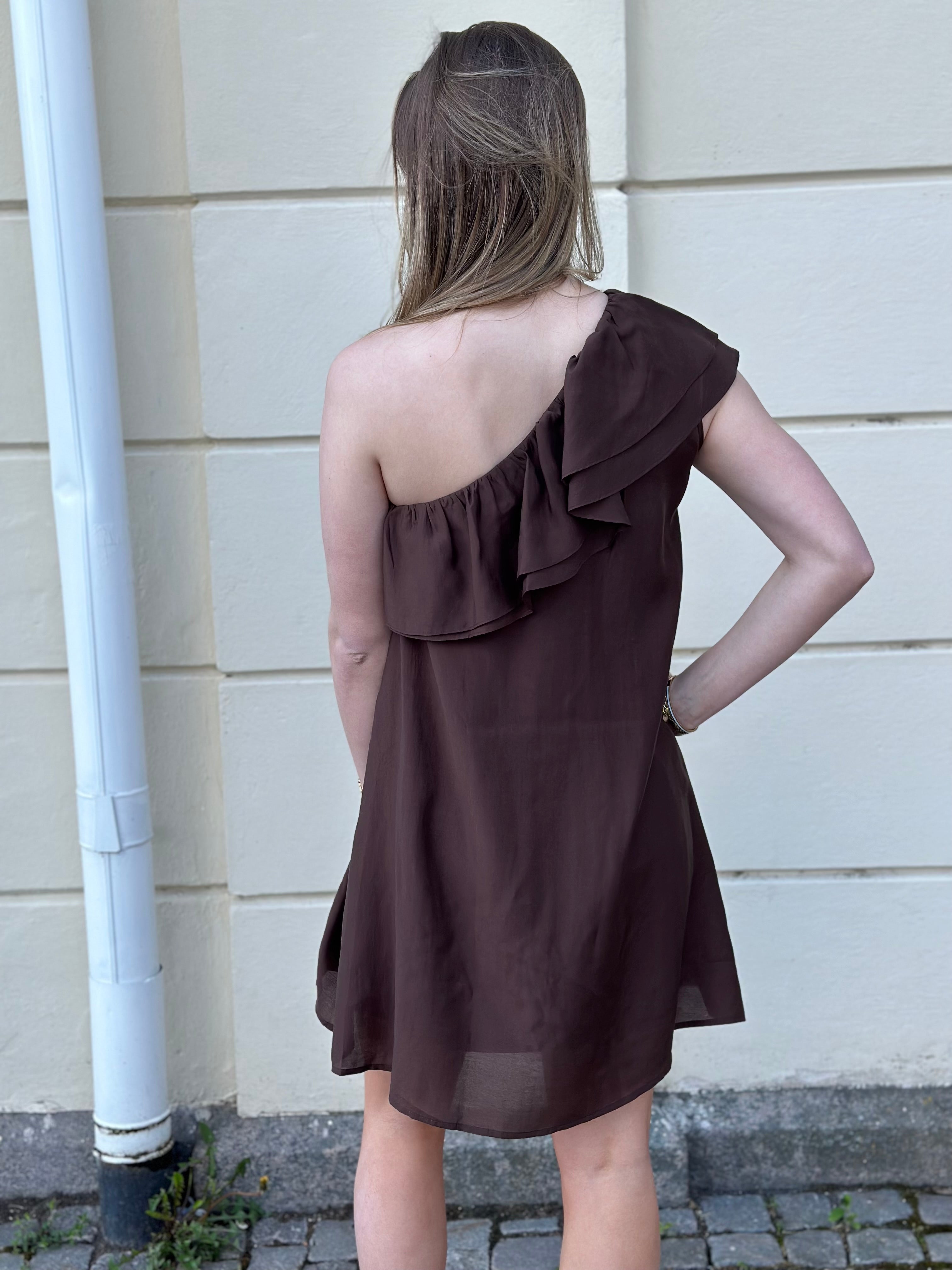 PIECES - PENELOPE ONE-SHOULDER DRESS - CHICORY COFFEE