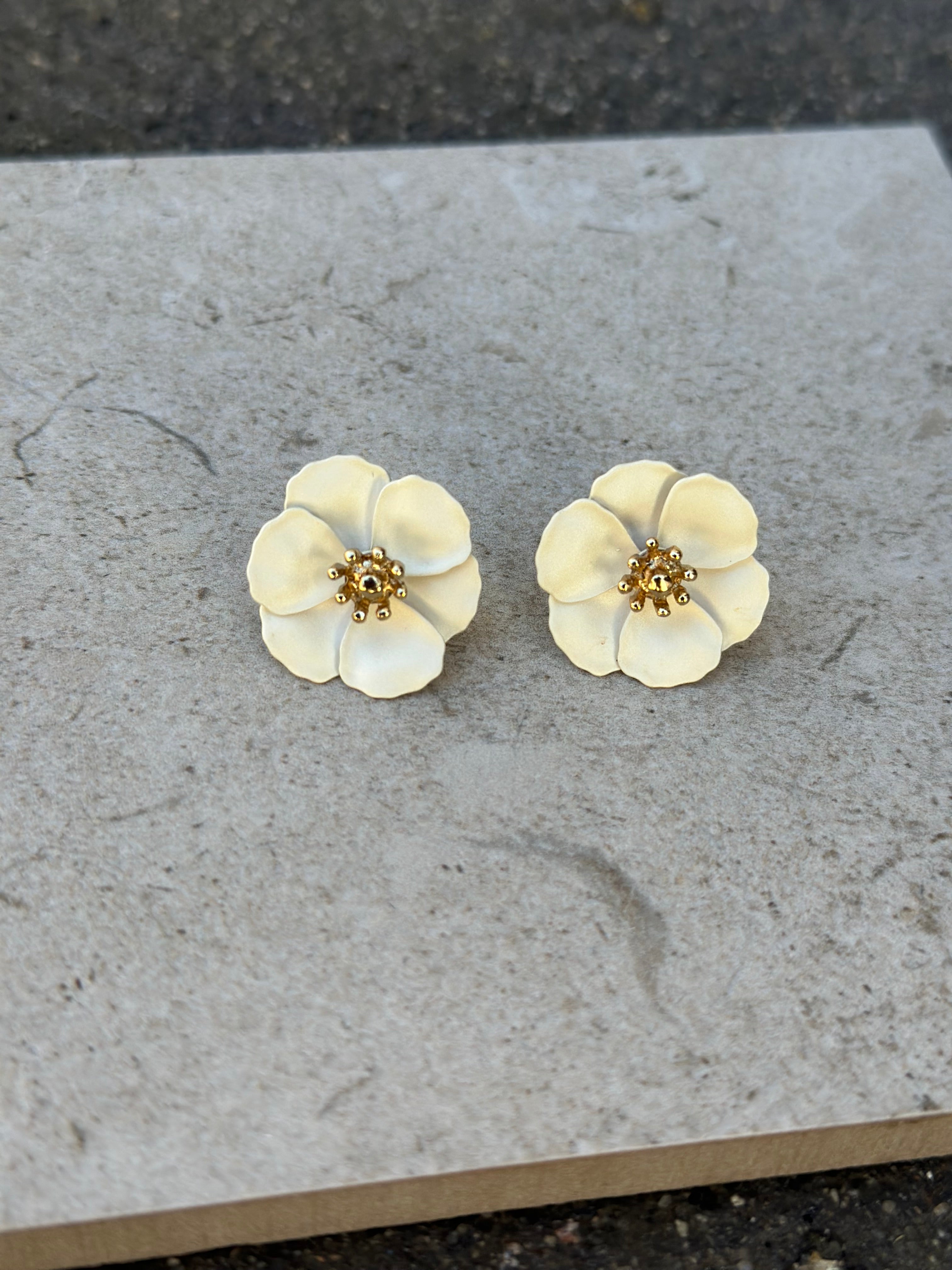 BOW19DETAILS - FLOWER SMALL EARRINGS - LIGHT BUTTER YELLOW/COCOS