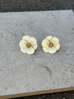 Ladda upp bild till gallerivisning, BOW19DETAILS - FLOWER SMALL EARRINGS - LIGHT BUTTER YELLOW/COCOS
