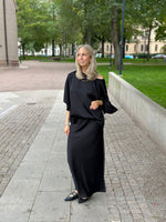 Ladda upp bild till gallerivisning, COSY HOUSE - GLANSIG BLUS - SVART
