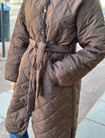 Ladda upp bild till gallerivisning, PIECES - EMILY LONG QUILTED JACKET - HOT FUDGE
