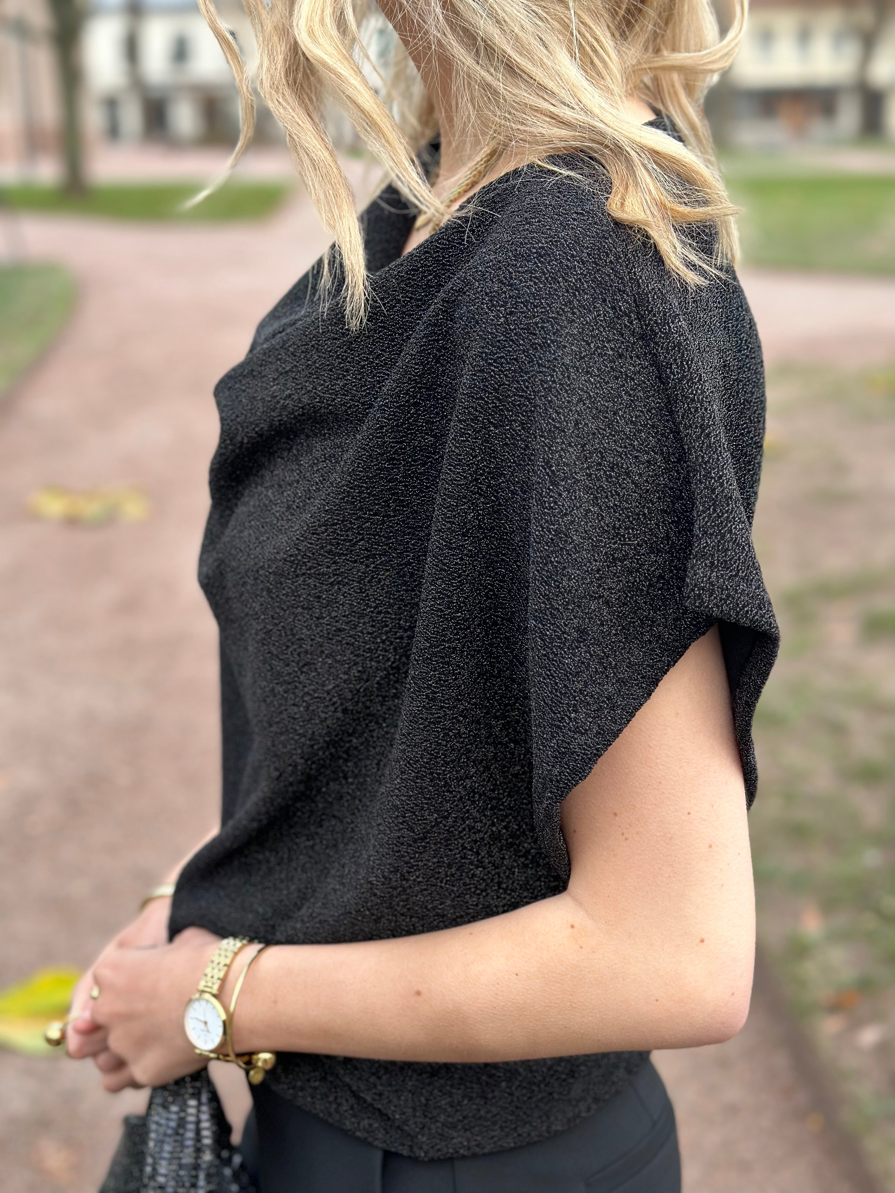 COSY HOUSE - GLITTRIG BLUS KORT ÄRM - SVART