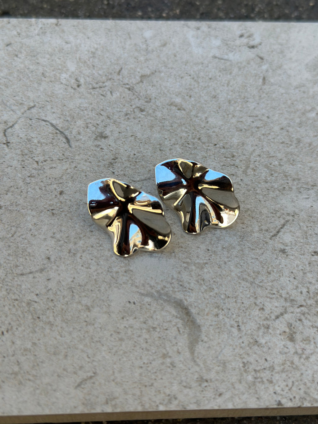 BOW19DETAILS - LIP EARRINGS SMALL - SILVER