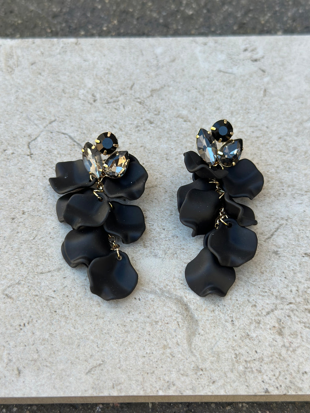 BOW19DETAILS - LEAF STONE EARRINGS - BLACK