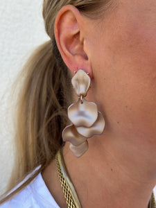 BOW19DETAILS - LEAF EARRINGS- PEARL NOUGAT