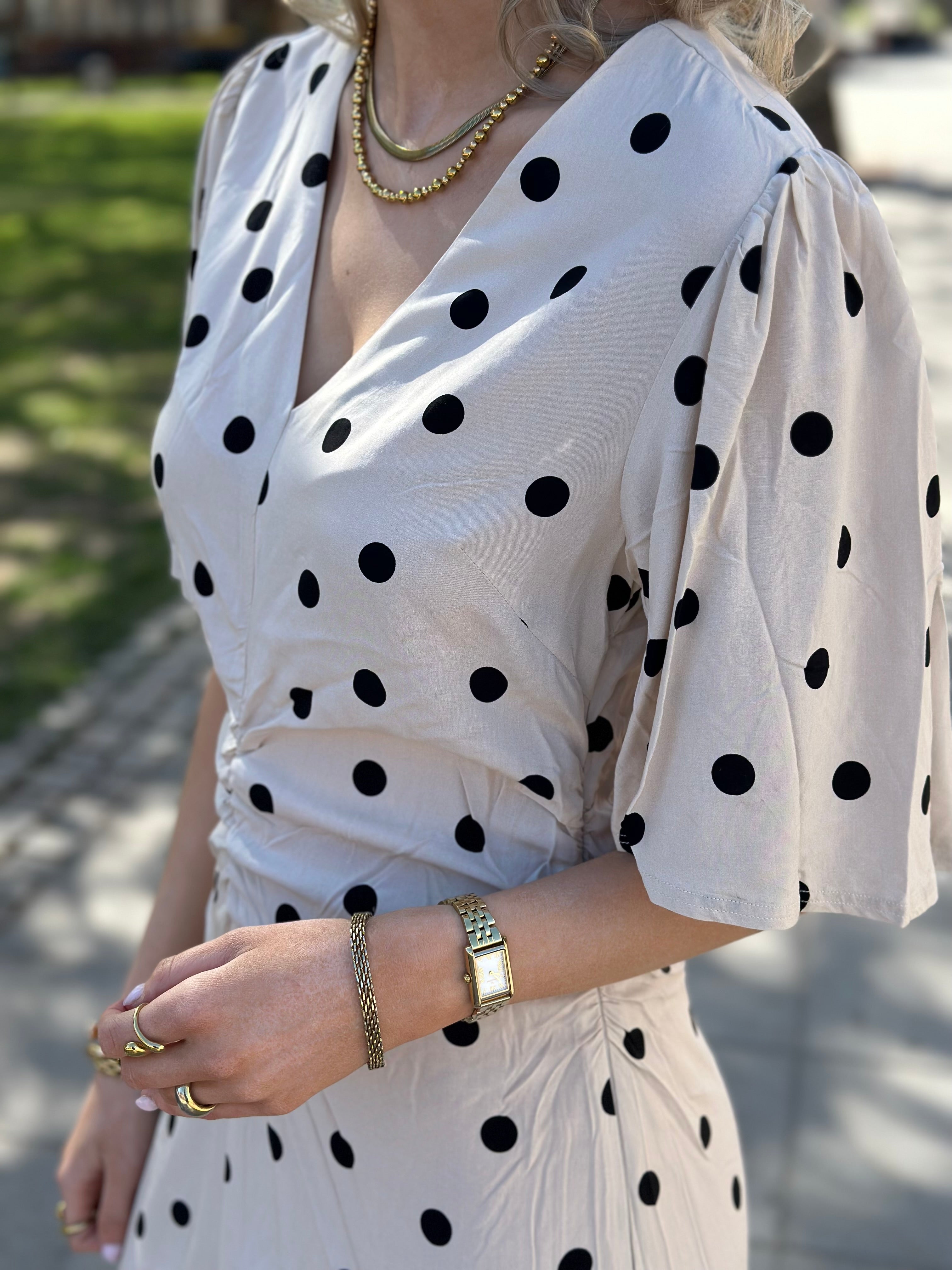 SOAKED - ARJANA RUCHING DRESS - OATMEAL WITH BLACK DOTS