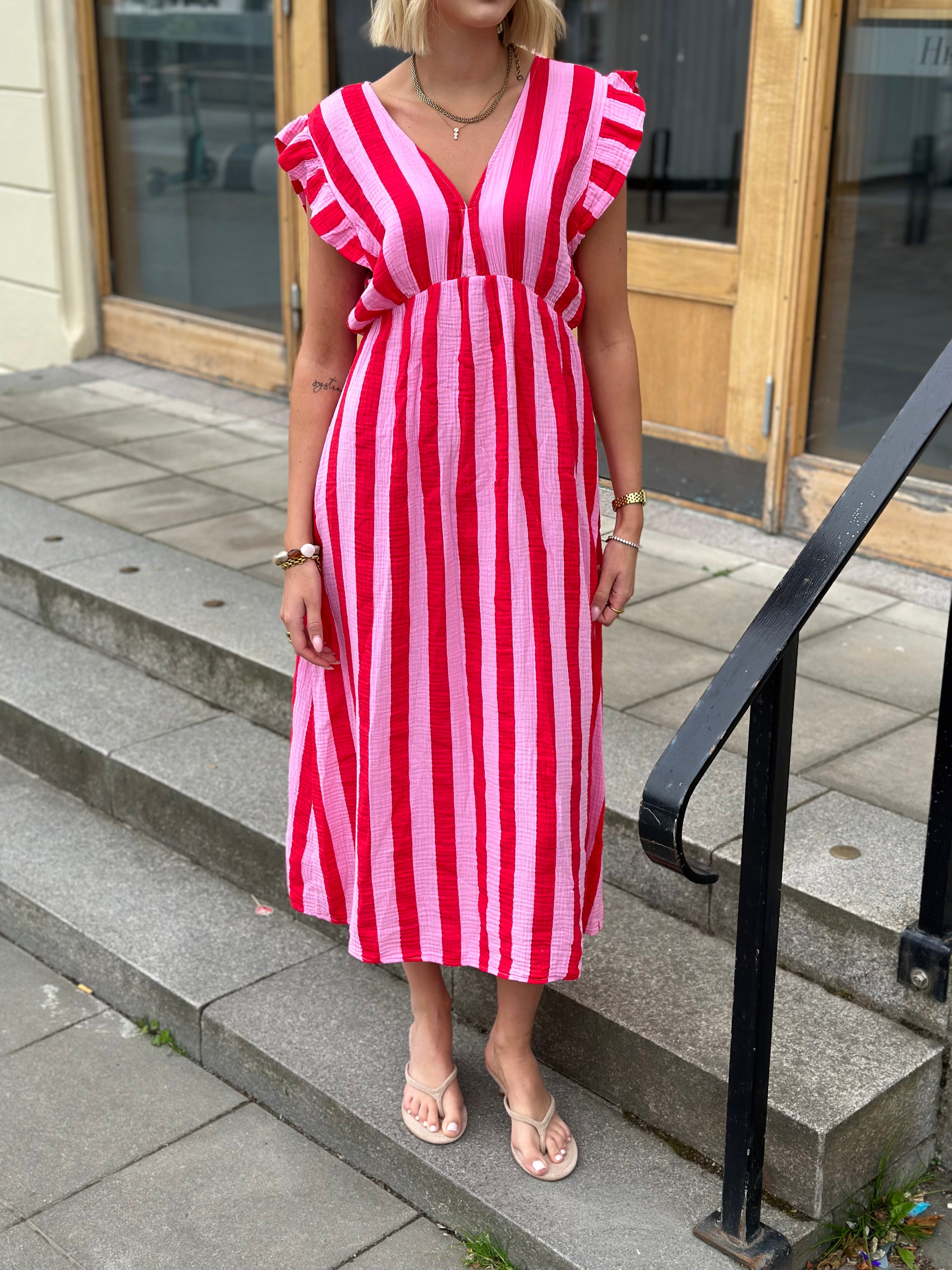 JÖRLEVIK - STRIPE DRESS - RÖD/ROSA
