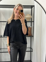 Ladda upp bild till gallerivisning, COSY HOUSE - KORTÄRMAD STICKAD TRÖJA - SVART
